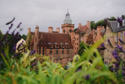 Edificios de piedra rojiza y una torre con reloj en el pintoresco Dean Village de Edimburgo