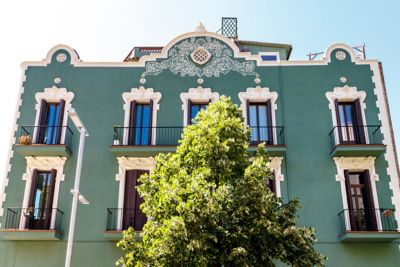 Grünes modernistisches Gebäude in Poblenou, Barcelona