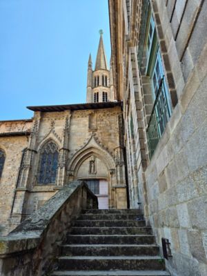 Escaliers de l’église dans la vieille ville de Limoges, avec une tour en arrière-plan