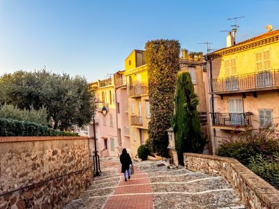 Ruelle pavée dans le centre historique, où faire une promenade à Cannes