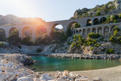 Beeindruckende Steinbogenbrücke am Plage du Fortin, einem Strand in Marseille
