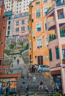 Mural trompe-l'œil "Mur des Canuts" en Lyon, con fachadas, escaleras y gente hiperrealista