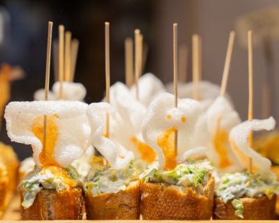Pintxos in einer Bar in Bilbao – baskische Tapas aus Brot, Ei, Krabbenchips und Käse
