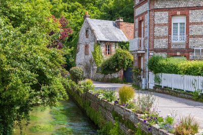 Maisons en pierre au bord de la rivière, à Veules-les-Roses, village labellisé Plus Beaux Villages de France