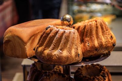 Kougelhopf, spécialité sucrée en Alsace, disposé sur un présentoir dans un commerce à Strasbourg