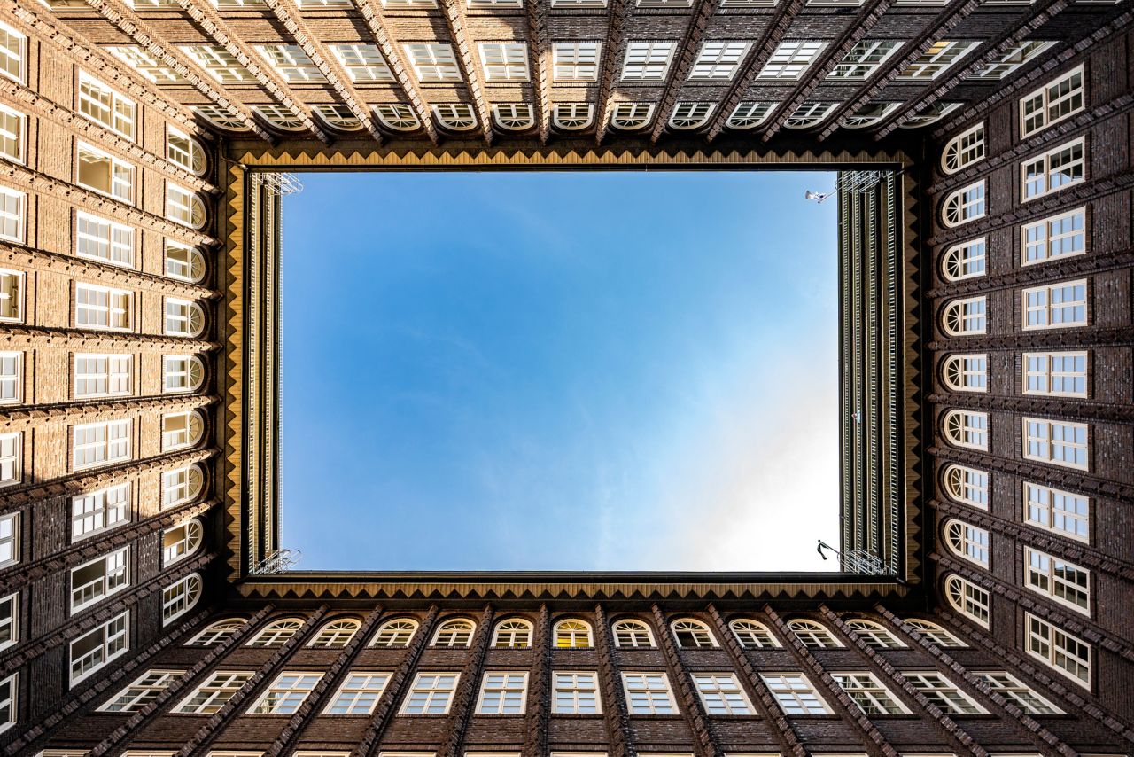 Blick nach oben auf dem Hof des Chilehauses, einem schönen Ort in Hamburg
