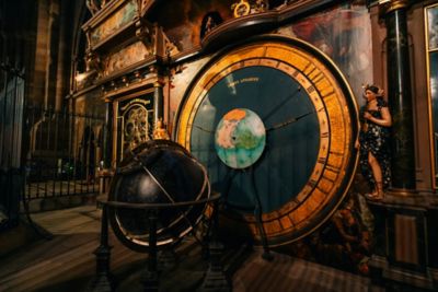 Reloj astronómico de Estrasburgo con su gran esfera solar, globos y figuras esculpidas