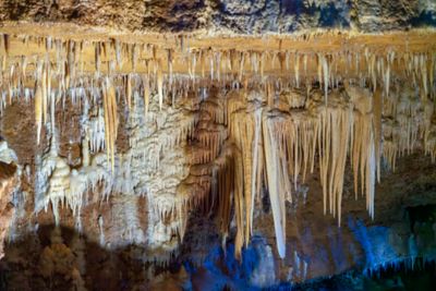 Stalactites et formations calcaires dans la grotte du Tourtoirac