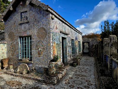 Façade ornée de mosaïques colorées de la Maison Picassiette, une acticité insolite à faire à Chartres