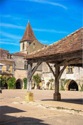 Halle en bois du village médiéval de Monpazier, dans le Périgord, sur la place des Cornères