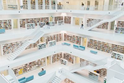 Innenräume in der futuristischen Stadtbibliothek Stuttgart mit weißen Treppen und einzelnen Menschen