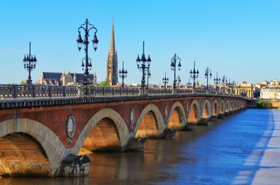 Pont de Pierre, eine Brücke in Bordeaux, mit der Basilika Saint-Michel im Hintergrund