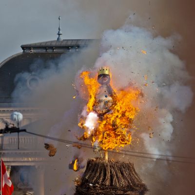 Der Böögg, eine Schneemann-artige Wattefigur mit Krone, wird zu Sechseläuten in Zürich verbrannt