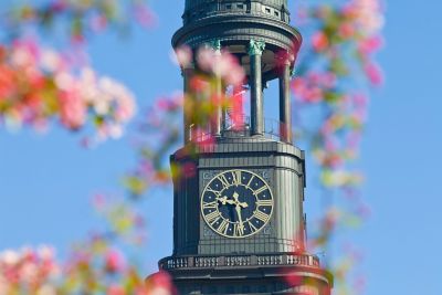 Uhr am Turm des Hamburger Michel, eine bekannte Kirche in der Hansestadt