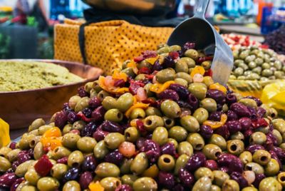 Olives marinées dans le marché Forville