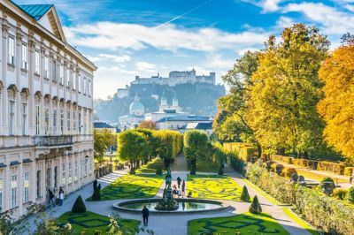 Schloss Mirabell und seine Gärten in Salzburg mit der historischen Festung im Hintergrund