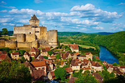 Hilltop Château de Castelnaud overlooking Dordogne walking trails 