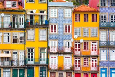 Bunte Hausfassaden in Ribeira, der Altstadt von Porto, teils verziert mit den berühmten Azulejos