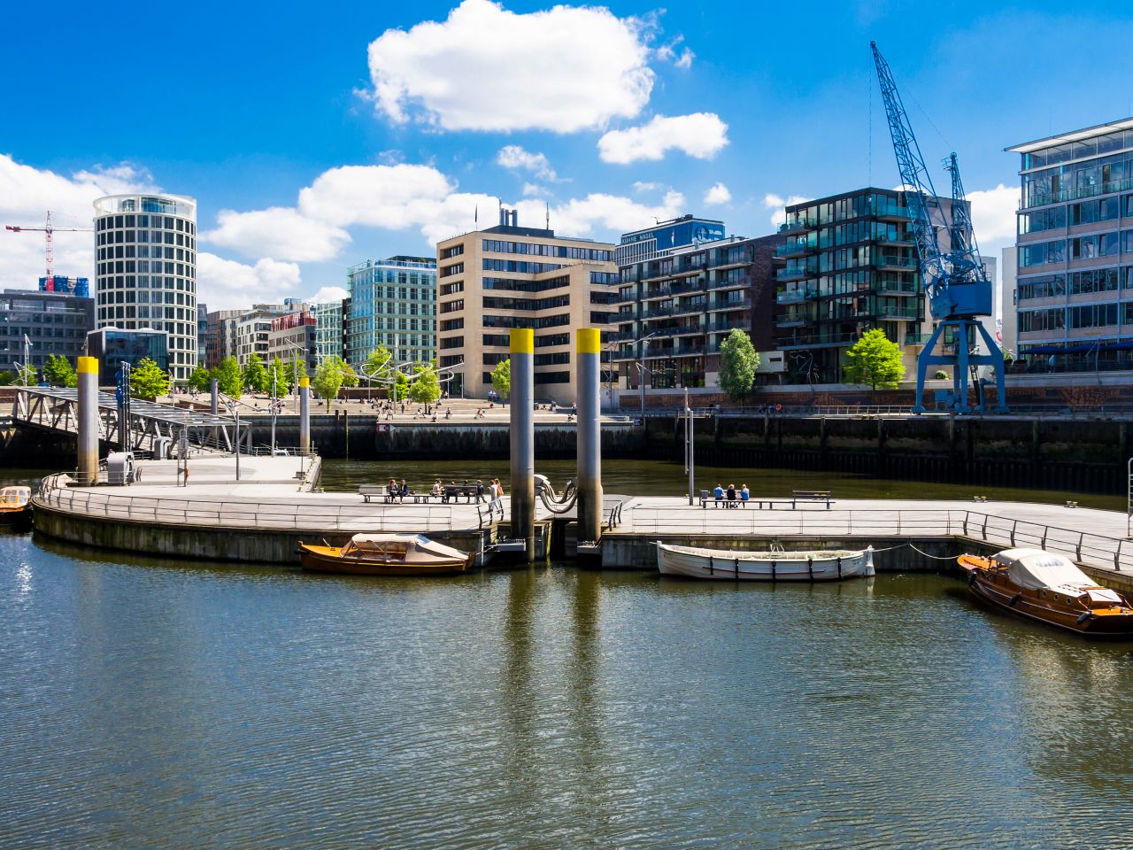 Magellan-Terrassen und Sandtorkai mit Hafenkran in der HafenCity, Hamburg