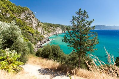 Glyfada Beach, einem berühmten Strand auf Korfu, von den grünen Hügeln aus gesehen