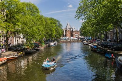 Kloveniersburgwal, eine traditionsreiche Gracht in Amsterdam, mit De Waag im Hintergrund