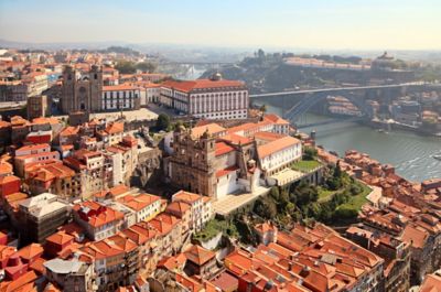 Kathedrale Sé und Igreja São Lourenço dos Grilos vor Ponte Dom Luís I in Porto aus der Luft