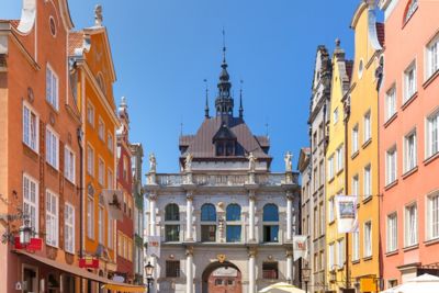 Langgasse und das verzierte historische Goldene Tor in der Altstadt von Danzig