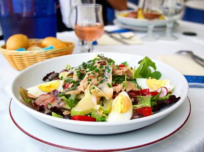 A colourful Niçoise salad at a white-tablecloth restaurant