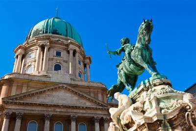 Burgpalast von Budapest mit Reiterstandbild von Prinz Eugen von Savoyen davor