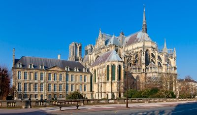 Palais du Tau qui jouxte la cathédrale, autre monument à visiter à Reims, sous un ciel bleu sans nuage