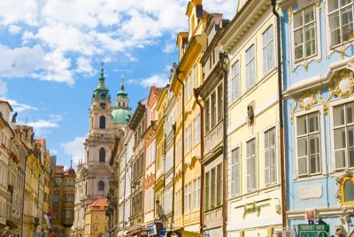 Rue typique menant au château de Prague