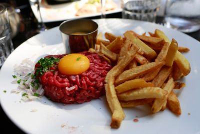 Tartare de bœuf avec frites maison, plat traditionnel bistronomique à Paris