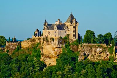 Château de Montfort qui surplombe le village de Vitrac et la Dordogne