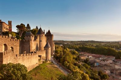 Cité médiévale de Carcassonne, sous la lumière dorée de fin de journée