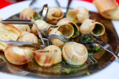 Assiette d'escargots bourguignons à la sauce au beurre à l'ail, un plat français classique servi dans de nombreux bistrots à Paris