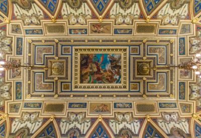 Prächtig verzierte Decke im Book Cafe in Budapest mit Fresken und Kronleuchtern