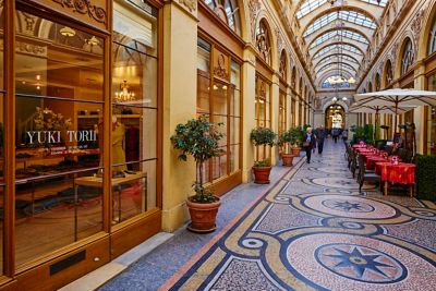 Verrière, devantures et sol en mosaïque de la galerie Vivienne