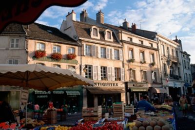Marché de producteurs locaux sur la place de Halle à Beaune
