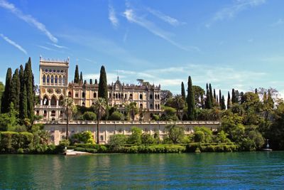 Prächtige venezianische Villa Borghese Cavazza auf der Isola del Garda im Gardasee