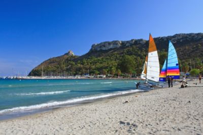 Catamarans alignés au bord de l’eau sur une plage sarde