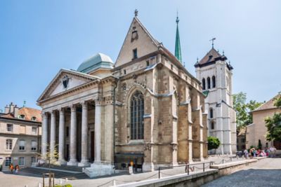 Cathédrale St. Pierre, eine Sehenswürdigkeit in der Altstadt von Genf, vor blauem Himmel