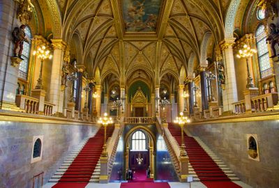 Prächtige Doppeltreppe und goldenes Deckengewölbe im ungarischen Parlamentsgebäude in Budapest