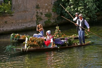Farmers punting down the river at the floating market in L’Isle-sur-la-Sorgue, Provence