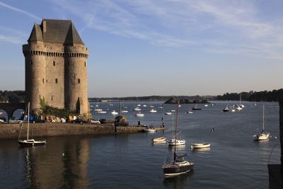 Tour Solidor et petits bateaux de plaisance près de Saint-Malo