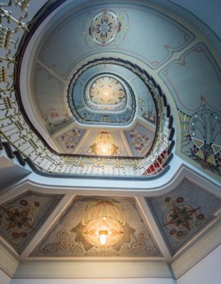 Prunkvolles gewundenes und bemaltes Treppenhaus im Rigaer Jugendstilzentrum