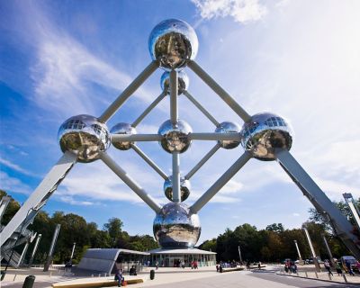 Die neun glänzenden Stahlkugeln des Atomiums in Brüssel, errichtet zur Weltausstellung 1958