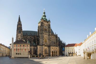 Parvis de la cathédrale Saint-Guy
