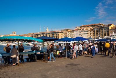 Commerçants et passants sur le marché aux poissons sur le Vieux-Port