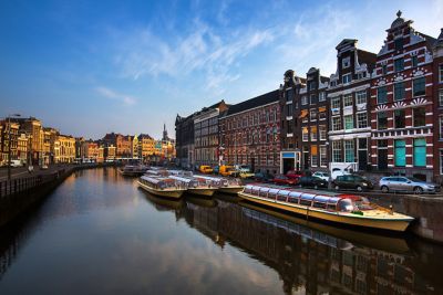 Maisons traditionnelles néerlandaises au bord du canal, témoin de l'architecture à Amsterdam