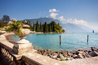 Die malerische Bucht von Riva del Garda am Gardasee mit Bergen im Hintergrund